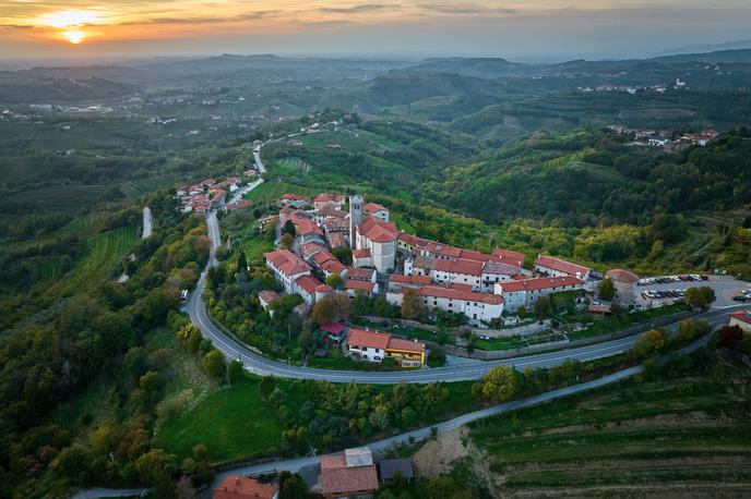 Goriška Brda, Šmartno, češnje | Obiskovalcem bo kroženje po Brdih, za kar smo pripravili tudi brezplačen avtobusni prevoz, razprlo tudi nove poglede na briško terasirano pokrajino, ki je edinstvena v tem delu Evrope, so še prepričani organizatorji. | Foto Shutterstock