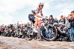 Tadej Pogačar ne izgublja časa, z makadama na tlakovce Severnega pekla #video