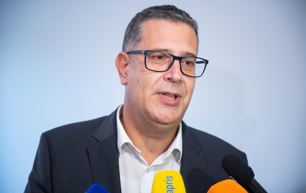 Aleš Bržan | Bržan je dodal, da še ni prejel odgovora na svojo pobudo ministrici za infrastrukturo o prepovedi vožnje s skuterji za osebe, mlajše od 16 let. Predrzne vožnje otrok s predelanimi skuterji so v vseh treh istrskih mestih velik problem. | Foto Boštjan Podlogar/STA