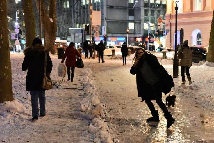 V prestolnici je še marsikatera pot prekrita z ledom. | Foto: STA ,