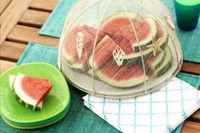 Poletna dekoracija na vrtnih mizah