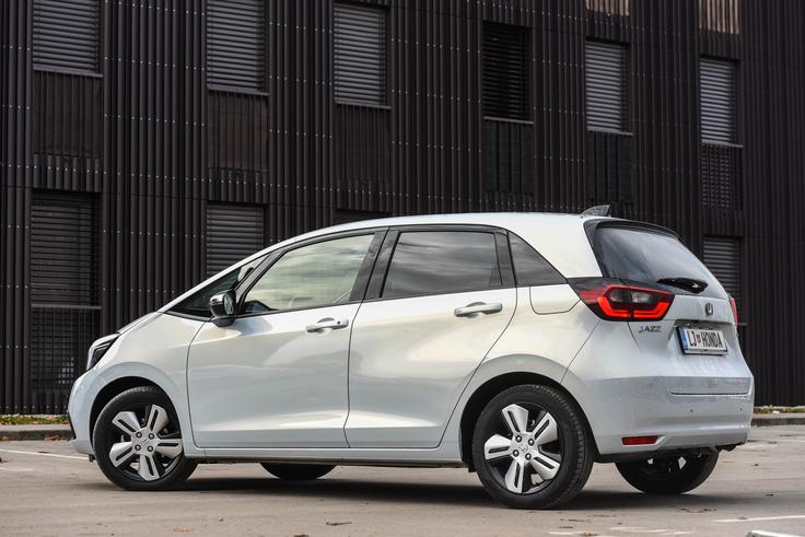 Honda jazz ima na sprednjih vratih večje trikotno steklo in ožji stranici stebrička A za boljšo preglednost iz vozila. | Foto: Gašper Pirman