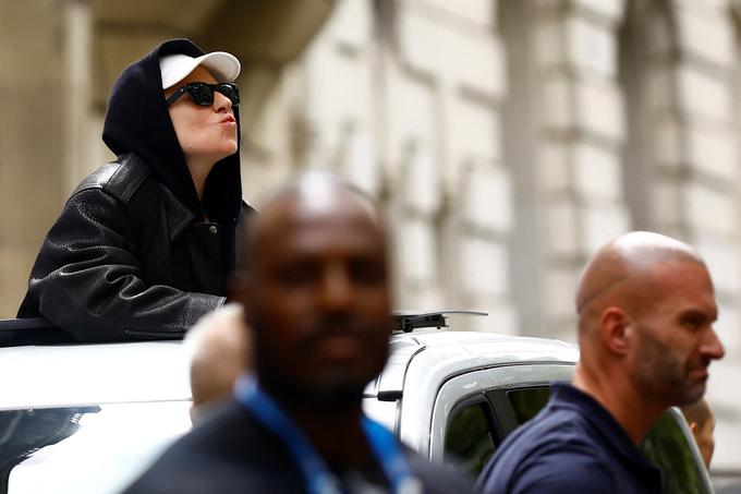 Lady Gaga so ljubitelji popglasbe v Parizu takoj prepoznali. | Foto: Reuters