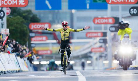 Vingegaard izkoristil trenutek in napadel Rogliča #video