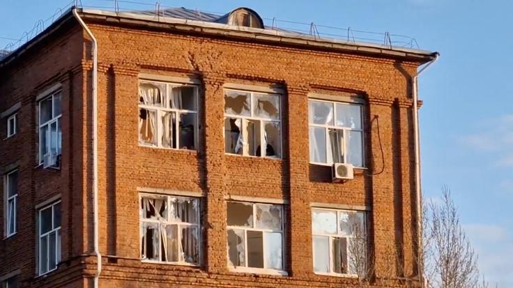 Poškodovana okna na eni od stavb v mestu Engels. Stekla je zdrobil udarni val eksplozije v bližini letalskega oporišča Engels-2.  | Foto: Reuters