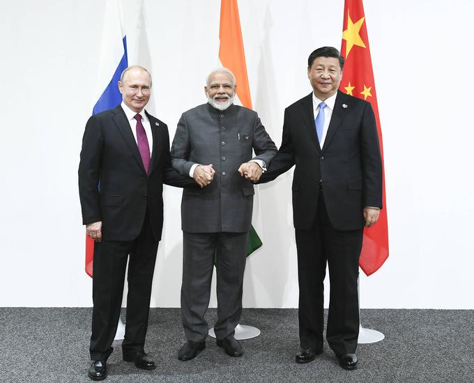 Srečanje Vladimirja Putina, Narendre Modija in Ši Džinpinga ob robu srečanja skupine G-20 v Osaki junija 2019. Že naslednje leto so izbruhnili hudi obmejni incidenti med indijsko in kitajsko vojsko. Putin si seveda želi, da bi se odnosi med Indijo in Kitajsko otoplili in da bi Indija podprla Rusijo v sporu z Zahodom. Poglejmo, kakšna bi bila skupna moč morebitne zavezniške trojice: Kitajska je drugo največje gospodarstvo na svetu, Indija peto in Rusija 11. največje gospodarstvo na svetu. Vse tri države imajo tudi jedrsko orožje. Glede na svetovni indeks ognjene moči ima Rusija drugo največjo vojsko na svetu, Kitajska tretjo in Indija četrto največjo vojsko na svetu. | Foto: Guliverimage/Vladimir Fedorenko