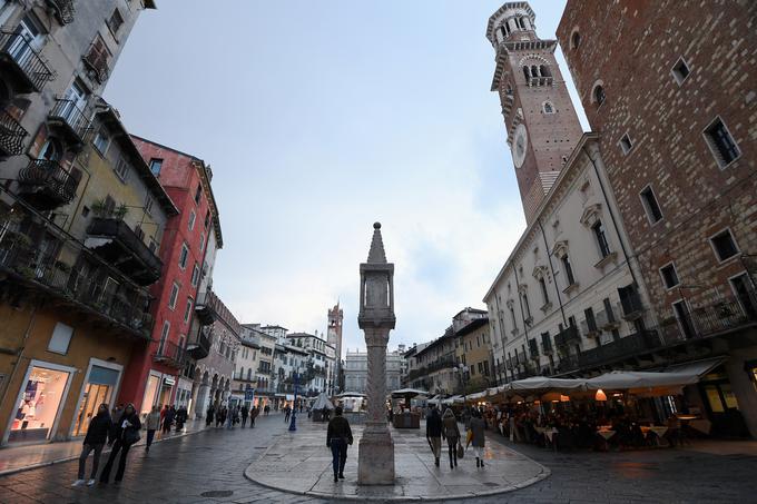 Na ulicah Verone ni več skupin turističnih obiskovalcev, ki so polnile proračun mestne blagajne. | Foto: Reuters