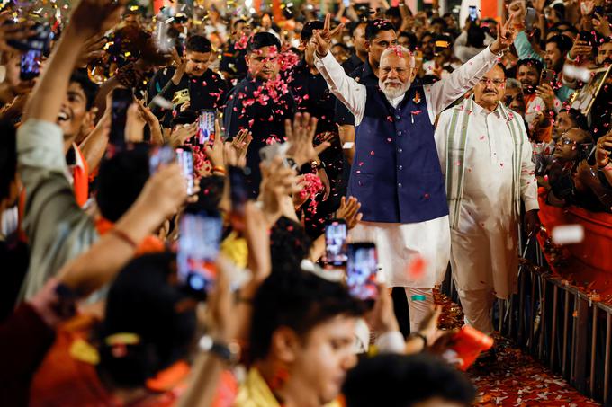 Po zadnjih volitvah leta 2019 je imela vladajoča koalicija sicer 353 sedežev. Pri zavezništvu pod vodstvom Modijeve BJP so tokrat upali, da jih bodo osvojili več kot 400, poroča britanski BBC. | Foto: Reuters