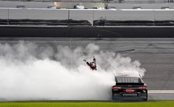 18. februar: Austin Dillon proslavlja zmago na dirki Daytona 500. | Foto: Reuters