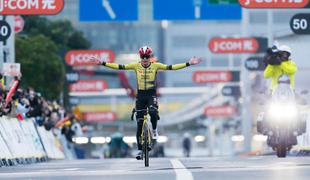 Vingegaard kljub padcu do zmage, Roglič najbolj borbeni kolesar v Saitami #video