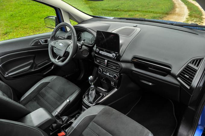 Notranjost pred voznikom in sovoznikom ni več urejena po vzoru B-maxa, ampak posnema fiesto. Tablica na sredini je seveda na dotik, vendar bolj hvalimo preprosto upravljanje s štirimi okroglimi gumbi. | Foto: Gašper Pirman