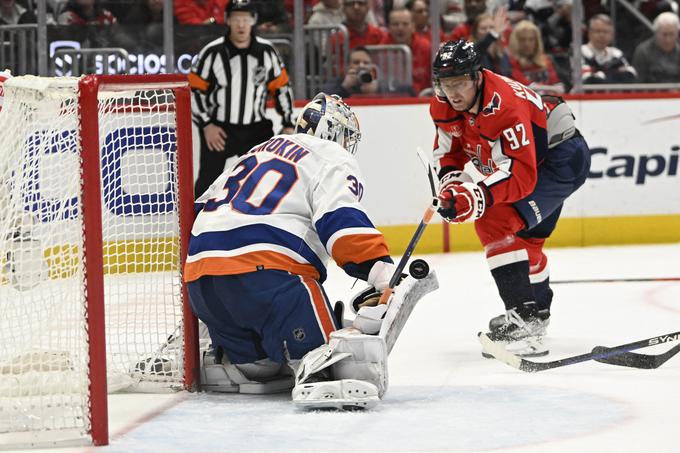 Vratar New York Islanders Ilya Sorokin je takole ubranil kazenski strel hokejista Washington Capitals Evgenyja Kuznetsova.  | Foto: Reuters