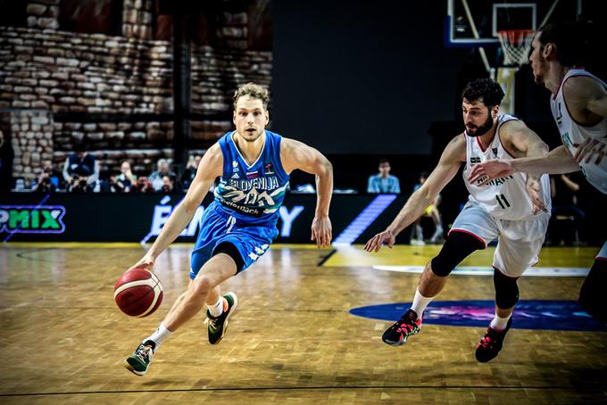 Jaka Blažič bo skupaj z reprezentanti v nedeljo igral proti Avstriji. Poraz proti Madžarski jih je zagotovo pretresel, saj ga niso pričakovali. | Foto: FIBA
