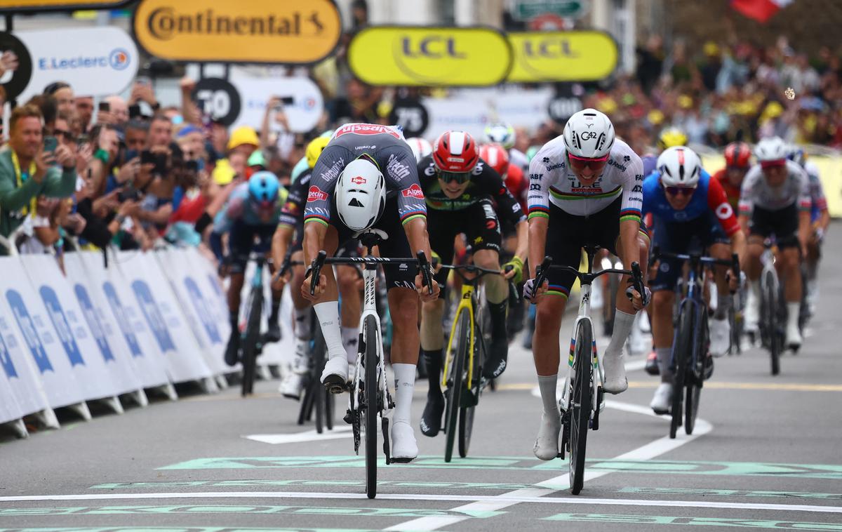 TDF25, 2. etapa | V ciljnem sprintu druge etape je Mathieu van der Poel premagal Tadeja Pogačarja in Jonasa Vingegaarda.  | Foto Reuters