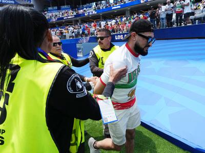 Varnostniki na tekmi Belgija - Iran preprečili vdor na zelenico