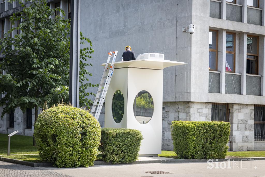 Popravilo policijske hiške pred parlamentom.