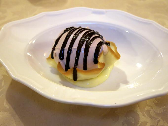Najmanj navdihujoča jed večera: jurkin sladoled v biskvitni skodelici, obliti z vaniljevo kremo | Foto: Miha First