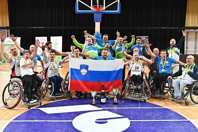 Slovenski košarkarji na vozičkih prvič zmagovalci regionalne lige