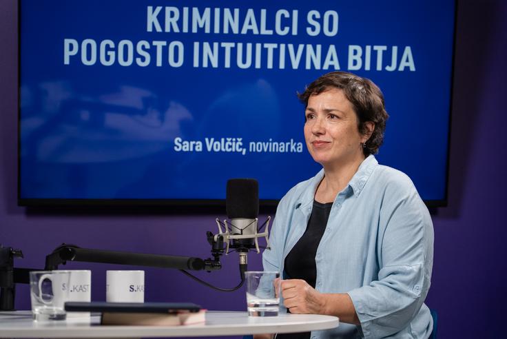 Sara Volčič je dolgoletna novinarka za Pop TV in Kanal A, predlani je izdala tudi knjižno uspešnico Leglo zla, v kateri razkrije ozadja srhljivih zločinov in delovanje slovenskega kazenskega sistema, to pa podrobno predstavi tudi v novi seriji Kriminalne zgodbe na Voyu. | Foto: 