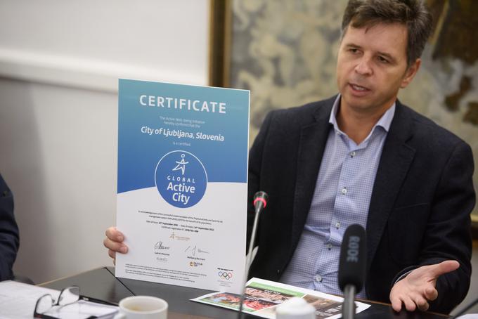 Ljubljana se po novem lahko pohvali s certifikatom Global Active City, ki ga podeljuje Mednarodna organizacija na področju športa za vse (TAFISA), ki je tudi članica Mednarodnega olimpijskega komiteja. Projekt, v katerega je Ljubljana vstopila kot sedmo pilotno mesto, se je začel pred dvema letoma in pol, sledi pa ideji, da lahko mesta skozi šport pripomorejo k boljši kakovosti življenja meščanov. Certifikat je predstavil podžupan Mestne občine Ljubljana Dejan Crnek. | Foto: STA ,