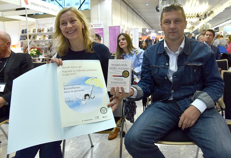 Renate in Samo Rugelj iz založbe Umco, kjer pravijo, da je knjiga že postala moderna klasika pri analiziranju človekovega razmiš­ljanja. | Foto: Bobo