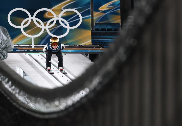 Miza je nekoliko nenavadna, poudarja tudi Domen Prevc. Ne razume, zakaj so jo šli popravljat. | Foto: Reuters