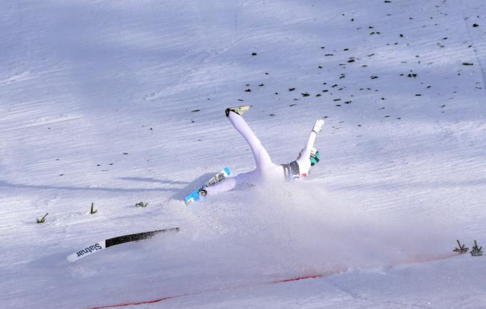 Anže Lanišek je v prvi seriji pri 213 metrih pri doskoku grdo padel, a jo je na srečo odnesel brez poškodb. | Foto: Reuters