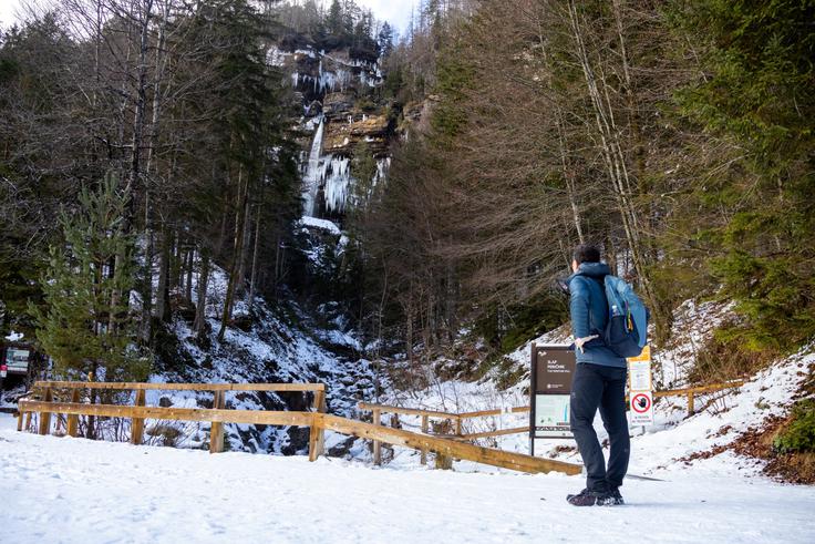 Na izhodišče se vrnemo po isti poti. Slap Peričnik vidimo še s same poti oziroma ceste v Vrata. | Foto: Matej Podgoršek