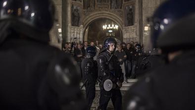 Konec drame v Zagrebu: vojni veterani se umikajo z Markovega trga (foto in video)