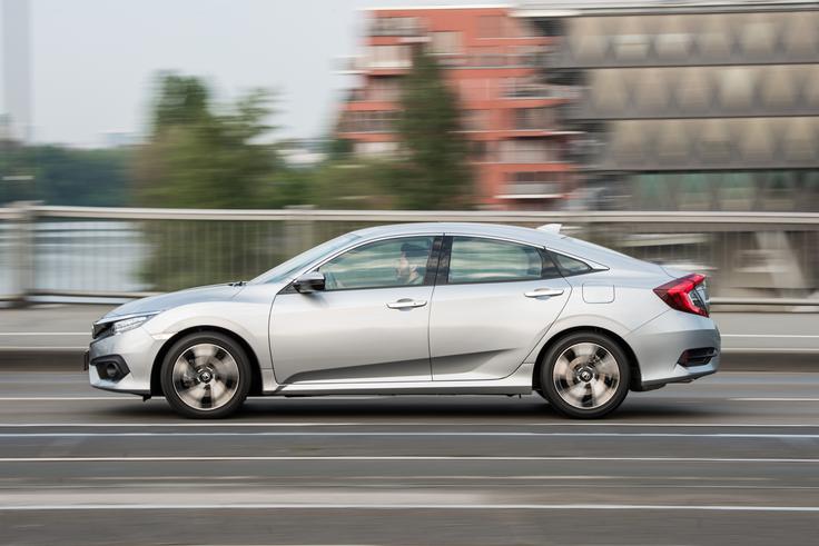 Ob koncu letošnjega leta v Slovenijo prihaja tudi limuzinski civic, v začetku prihodnjega leta pa bo dobil še izpopolnjen srednjeprostorninski, 1,6-litrski dizel. | Foto: Honda