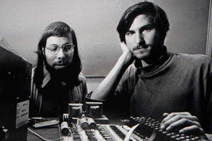 Steve Jobs (desno) in Steve Wozniak (levo) sta Applovo zgodbo manj kot 14 dni po ustanovitvi podjetja nadaljevala brez izkušenj Ronalda Wayna. Jobs je Wayna kasneje, ko je bil Apple že svetovno znano podjetje, sicer prosil, naj se vrne, a tega ni želel storiti.  | Foto: Reuters