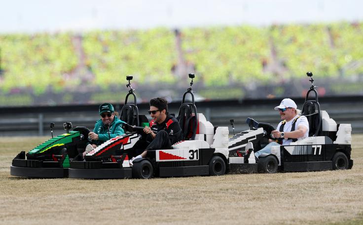 Fernando Alonso, Esteban Ocon in Valtteri Bottas so se takole zabavali. | Foto: Reuters