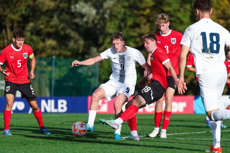 Na račun uspešnih predstav pri kadetih Maribora je postal zanimiv tudi selektorjem mlajših selekcij. Pozneje je oblekel slovenski dres in zaigral za izbrani vrsti do 18 in 19 let. | Foto: Aleš Fevžer