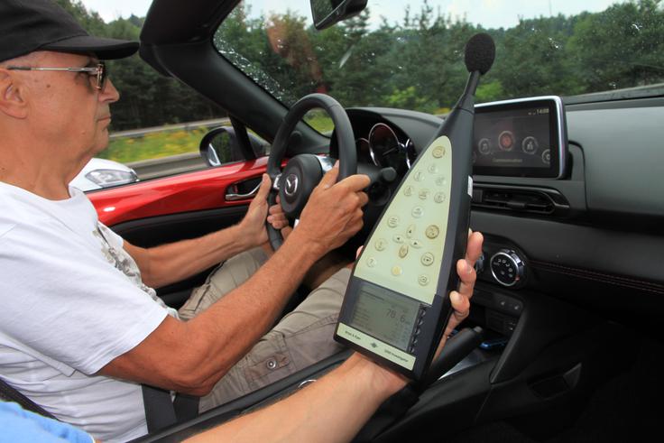 Mazda MX-5 primerjalni test Hrup v vozniškem prostoru smo merili pri različnih hitrostih na avtocesti, zapeljali smo tudi skozi predor. (foto: Blaž Črnivec) | Foto:
