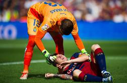 Hud udarec za Barcelono: dalj časa brez Messija (video)