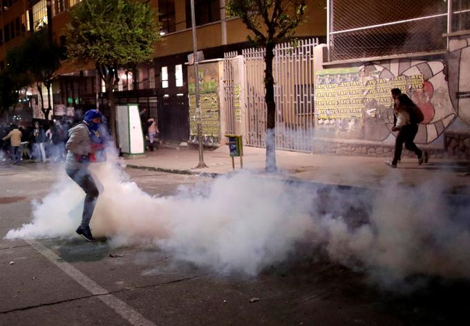 Ponoči so iz prestolnice La Paz in sosednjih mest El Alto in Cochabamba poročali o požarih in plenjenju. | Foto: Reuters