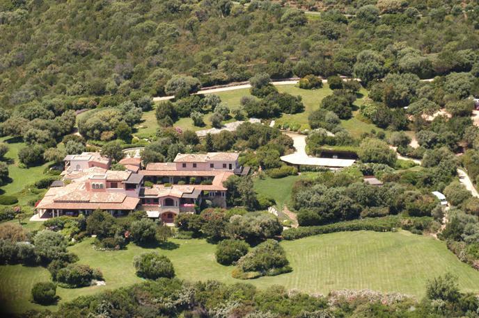 Berlusconijeva vila Certosa na Sardiniji | 4500 kvadratnih metrov veliko rezidenco ob morju, ki je zdaj v lasti petih Berlusconijevih otrok, prodaja prestižna nepremičninska agencija Sotheby's International Realty v sodelovanju z Knight Castle Real Estate. | Foto Profimedia