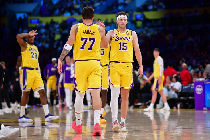 Luka Dončić, Austin Reaves in LeBron James so proti Chicagu dosegli skupaj kar 99 točk. | Foto: Reuters