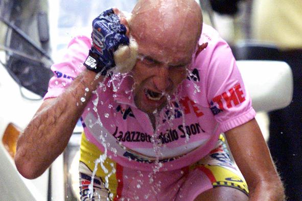 Tri najbolj šokantne zgodbe z Dirke po Italiji: od Pantanijeve tragedije do toaletne panike