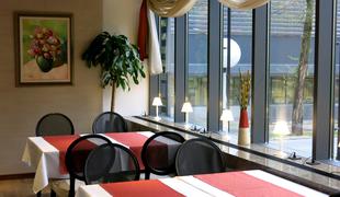Hotel Jožef: jedilnica z razgledom na idrijski koncern