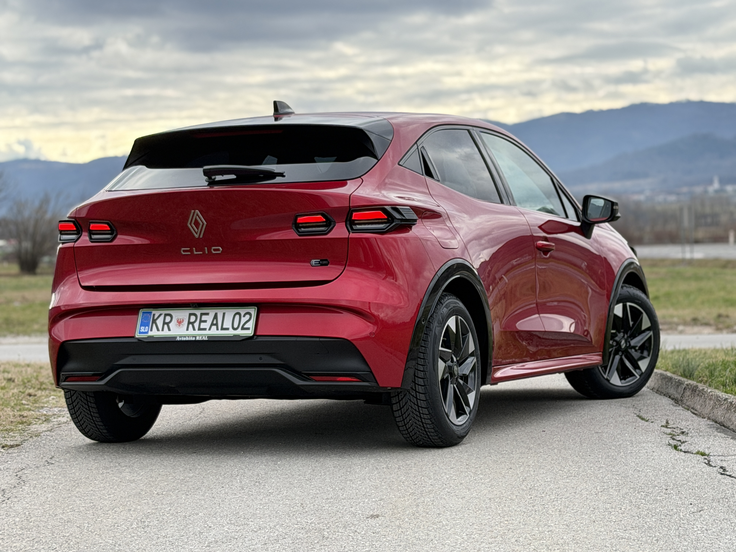 Clio s klasičnimi motorji je cenovno še sprejemljiv - spodobno opremljen stane okrog 23 tisočakov. | Foto: Gregor Pavšič