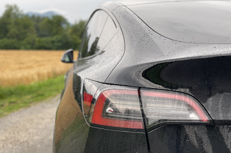 Tesla: odhod prvega finančnika, kaj čaka naslednika?