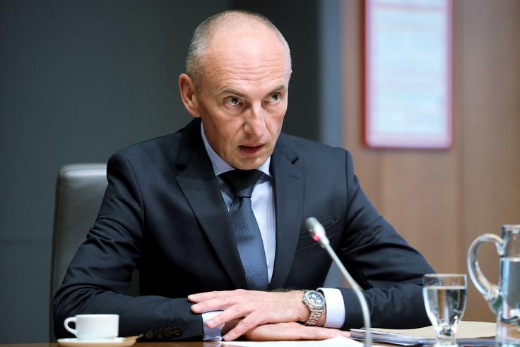 Šabeder je po pogovoru s premierjem Marjanom Šarcem povedal, da še vedno uživa polno podporo predsednika vlade. | Foto: STA ,