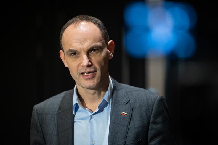 Logar upa, da razkritja o prisluhih ne bodo vplivala na volivce. "Dileme, pred katerimi je trenutno Slovenija, kažejo, da ne smemo izbrati poti sovraštva, ampak je treba izbrati pot dialoga, sodelovanja in reševanja konkretnih problemov, ki so pred nami," je povedal. Obsodil je tudi poskuse razveljavitve volitev oziroma predčasnega glasovanja. | Foto: STA