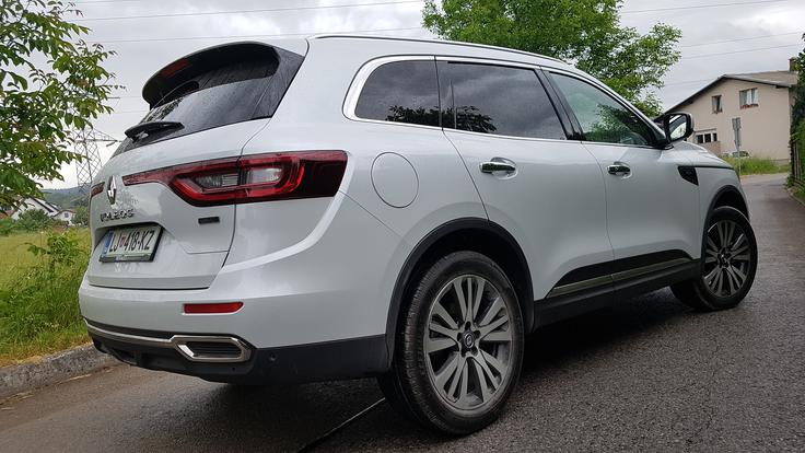 Avtomobil je dolg 4,6 metra in ima za svoj razred precej dolgo medosno razdaljo 2,7 metra. Kot šesti model Renaulta bo na voljo tudi z opremo initiale paris. | Foto: Gregor Pavšič