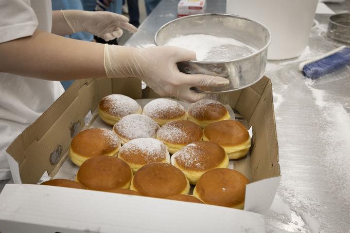 Obisk pekarne Spar. Pustni Krofi, kruh, pekarna, torta, sladica. | Foto: Bojan Puhek