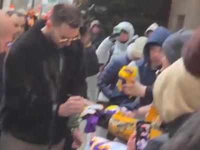 Kakšna vrsta! Pred hotelom v New Yorku so vsi želeli podpis Luke Dončića. #video