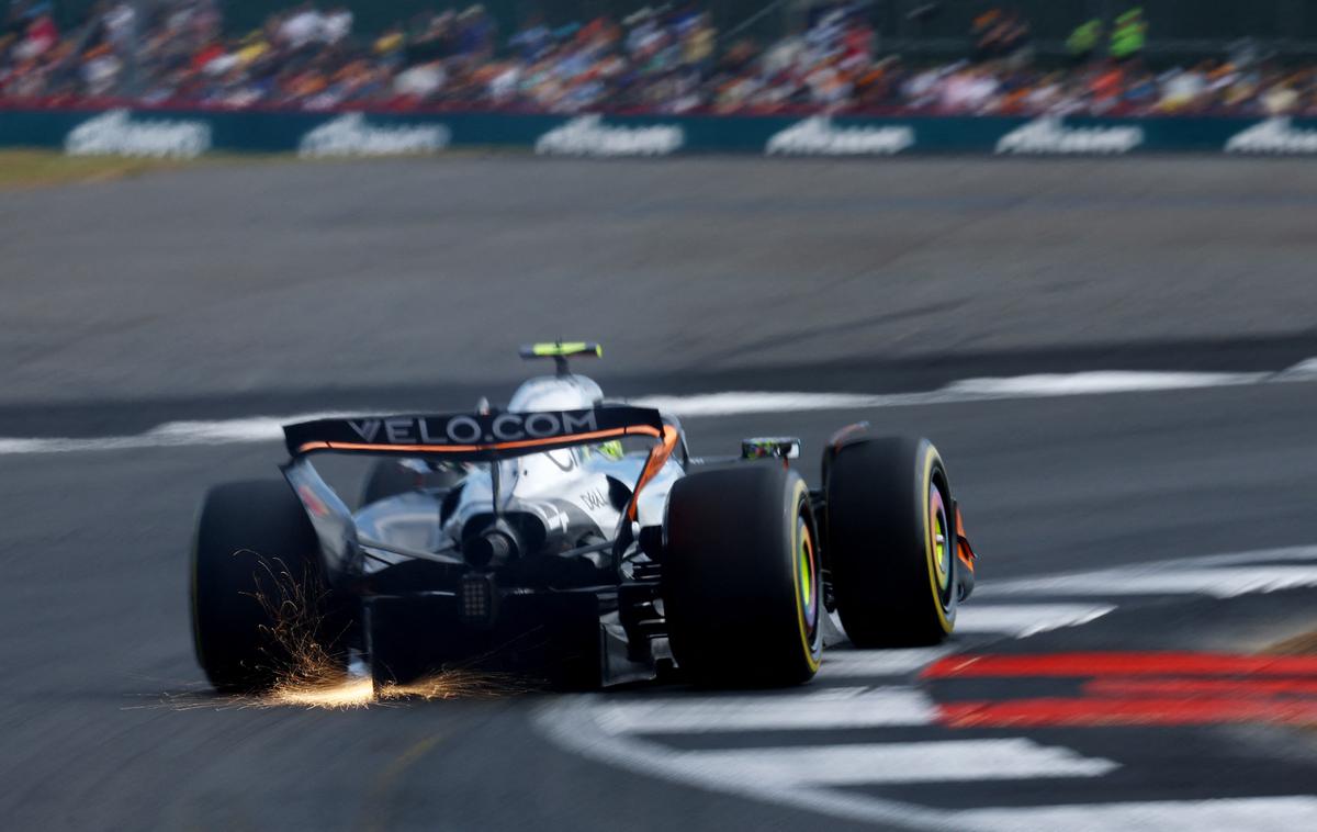 Silverstone Lando Norris McLaren | Lando Norris je veljal za prvega favorita, a bo šele na tretjem štartnem mestu. | Foto Reuters