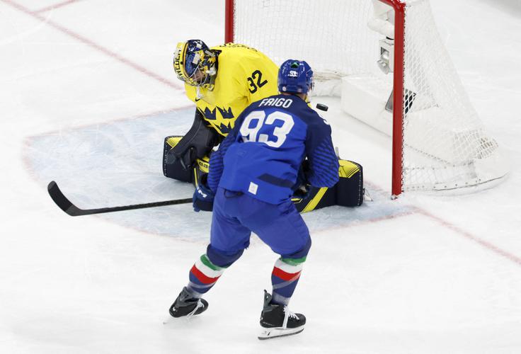 Luca Frigo je popeljal Italijo v vodstvo proti favorizirani Švedski. Skandinavci so nato zmagali s 5:2. | Foto: Reuters