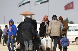 V begunskih taboriščih na sirsko-turški meji sto tisoč beguncev